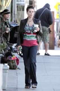 Neve Campbell feet photo thumbnail