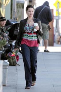 Neve Campbell feet photo thumbnail