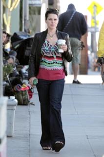 Neve Campbell feet photo thumbnail