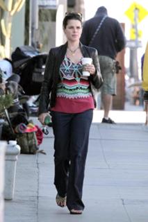 Neve Campbell feet photo thumbnail