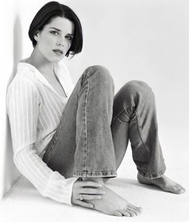 Neve Campbell feet photo thumbnail