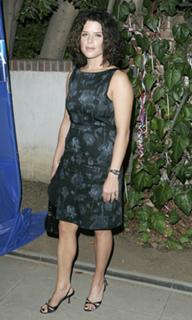 Neve Campbell feet photo thumbnail