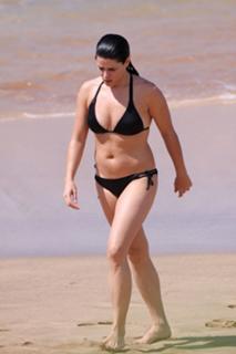 Neve Campbell feet photo thumbnail