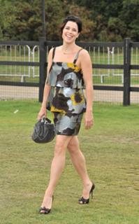 Neve Campbell feet photo thumbnail