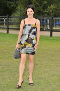 Neve Campbell feet photo thumbnail