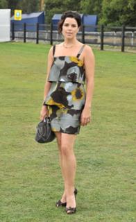 Neve Campbell feet photo thumbnail