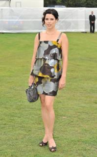 Neve Campbell feet photo thumbnail