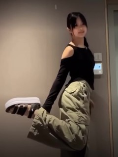 Ngoc Han Pham feet photo thumbnail