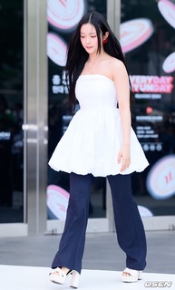 Ngoc Han Pham feet photo thumbnail