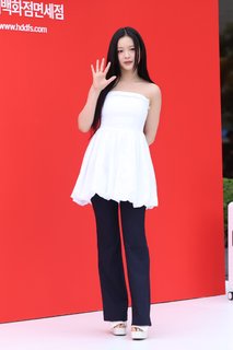 Ngoc Han Pham feet photo thumbnail