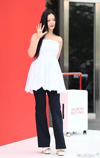 Ngoc Han Pham feet photo thumbnail