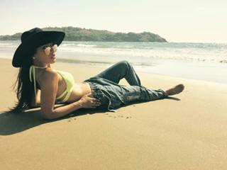 Nia Sharma feet photo thumbnail