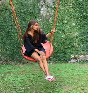 Nia Sharma feet photo thumbnail