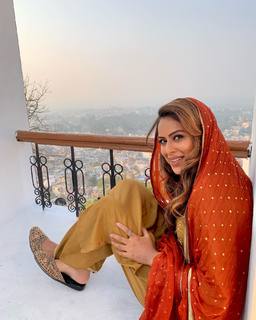 Nia Sharma feet photo thumbnail