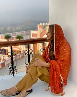 Nia Sharma feet photo thumbnail