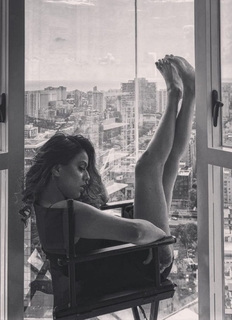 Nia Sharma feet photo thumbnail