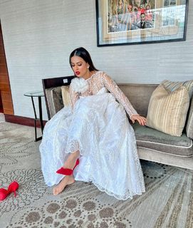 Nia Sharma feet photo thumbnail