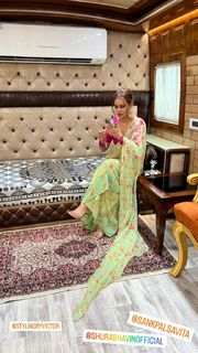 Nia Sharma feet photo thumbnail