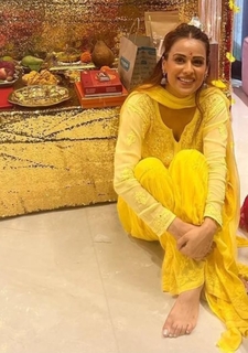 Nia Sharma feet photo thumbnail
