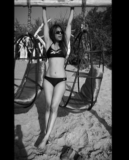 Nia Sharma feet photo thumbnail