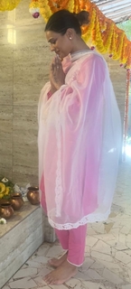 Nia Sharma feet photo thumbnail