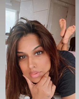 Nia Sharma feet photo thumbnail