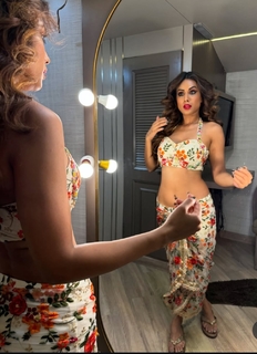 Nia Sharma feet photo thumbnail