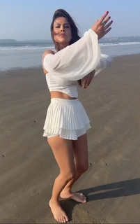 Nia Sharma feet photo thumbnail