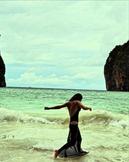Nia Sharma feet photo thumbnail