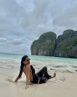 Nia Sharma feet photo thumbnail