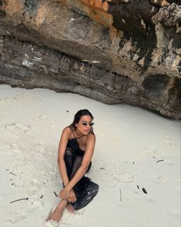 Nia Sharma feet photo thumbnail