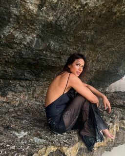 Nia Sharma feet photo thumbnail