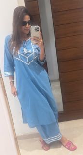 Nia Sharma feet photo thumbnail
