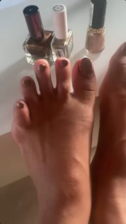 Nia Sharma feet photo thumbnail