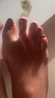 Nia Sharma feet photo thumbnail