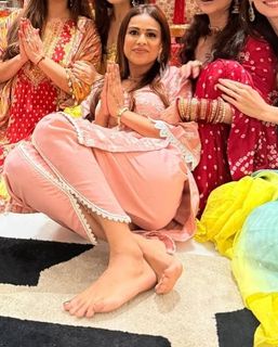 Nia Sharma feet photo thumbnail