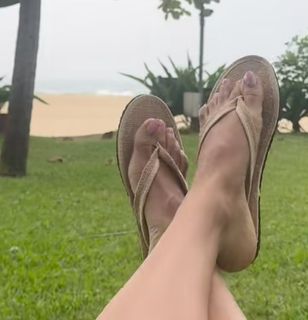 Nia Sharma feet photo thumbnail