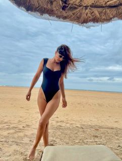 Nia Sharma feet photo 4