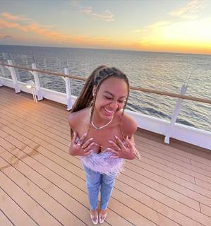 Nia Sioux feet photo 9