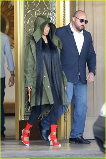 Nicki Minaj feet photo thumbnail