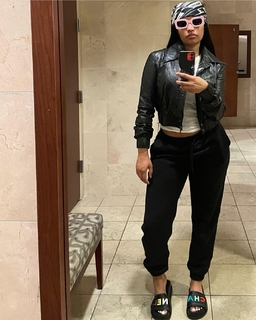 Nicki Minaj feet photo thumbnail