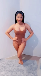 Nicki Minaj feet photo thumbnail