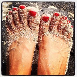 Nicky Whelan feet photo thumbnail