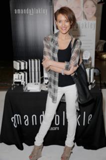 Nicky Whelan feet photo thumbnail
