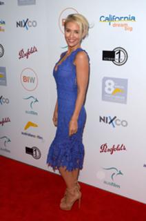 Nicky Whelan feet photo thumbnail