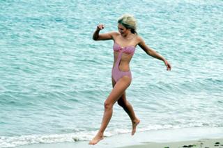 Nicky Whelan feet photo thumbnail