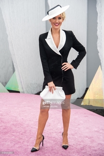 Nicky Whelan feet photo thumbnail