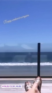 Nicky Whelan feet photo thumbnail