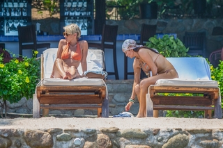Nicky Whelan feet photo thumbnail