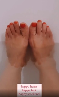 Nicky Whelan feet photo thumbnail